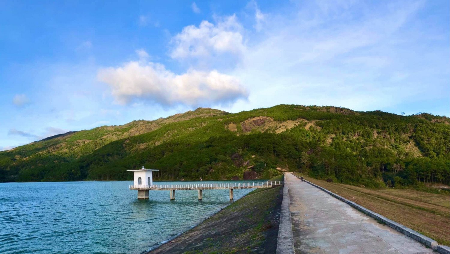Đập Tân Sơn – Gia Lai: Vẻ đẹp hoang sơ làm say đắm lòng du khách